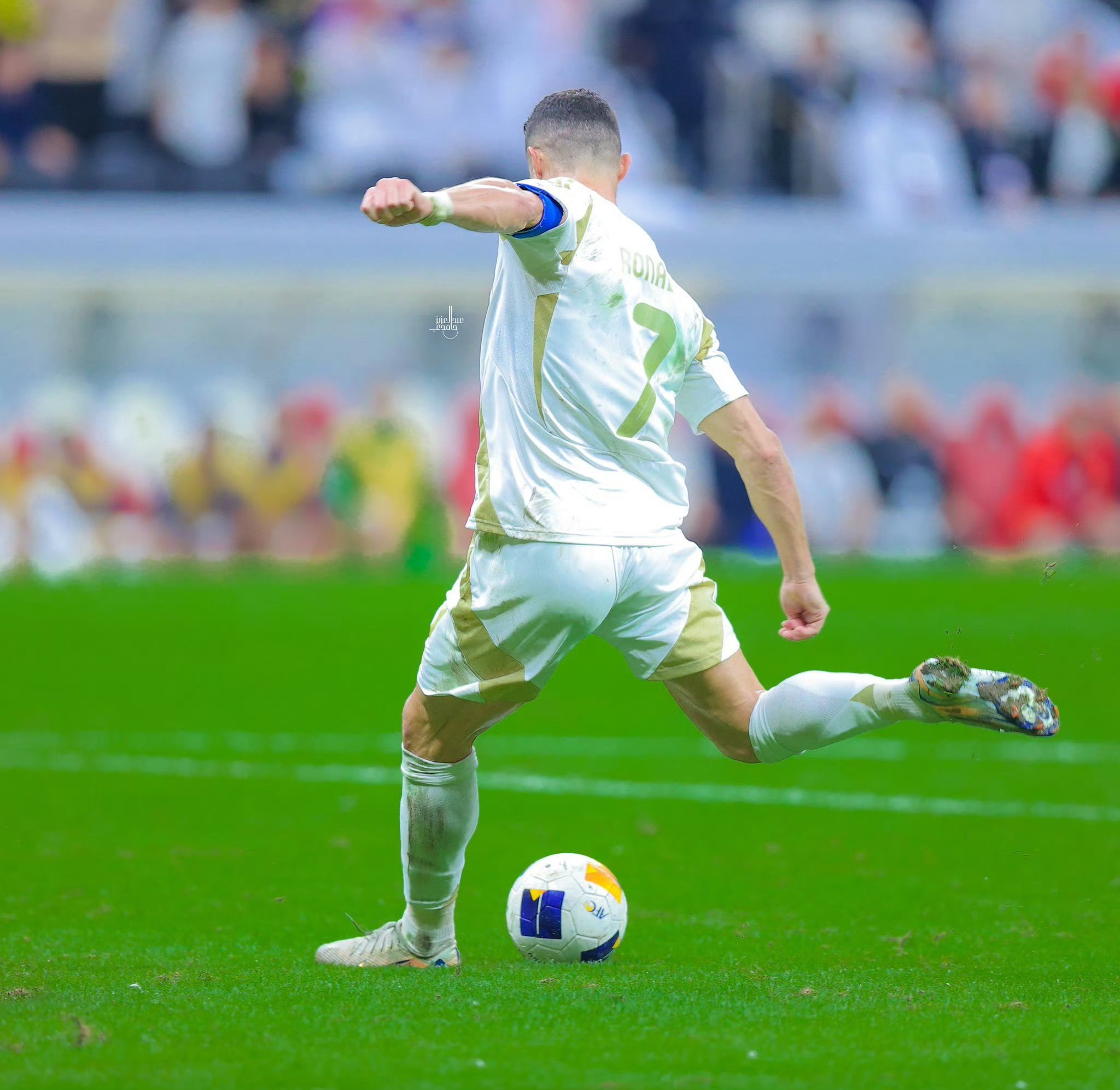 足球赛事中球员展现出色表现，引领球队取得胜利的简单介绍